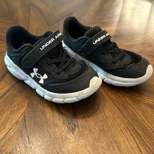 GUC Under Armour toddler 9 shoes